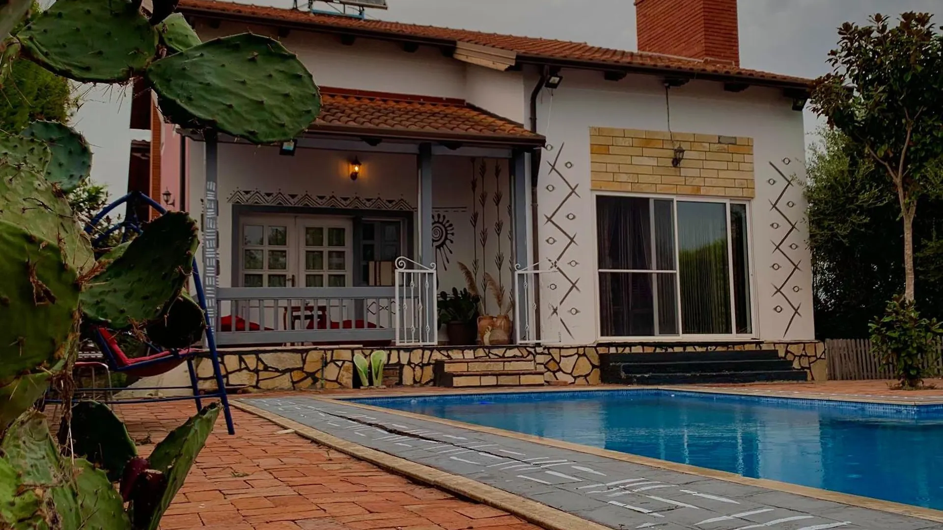 Contatos de Nuru Villa